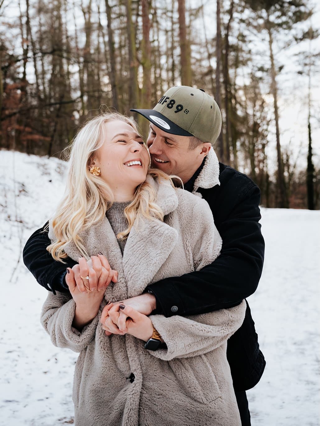 Napadl sníh, tak jsme nečekali. ❄️
Rychlá domluva a vzniklo tohle zimní párové focení.
Přirozenost, pohoda – žádný strojený pózy.
Zima umí být sakra fotogenická. 🤍
Chceš taky takový pohodový focení? Napiš 😎